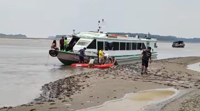 estiagem barco encalhado