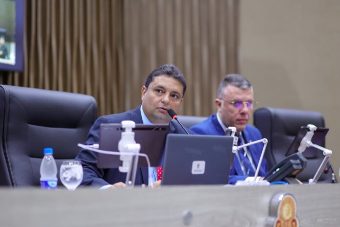 caio andré mesa diretora