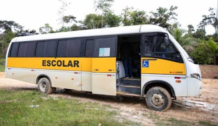 Ônibus escolar