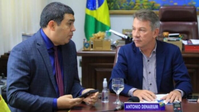 Soldado Samapaio e Antonio Denarium em reunião