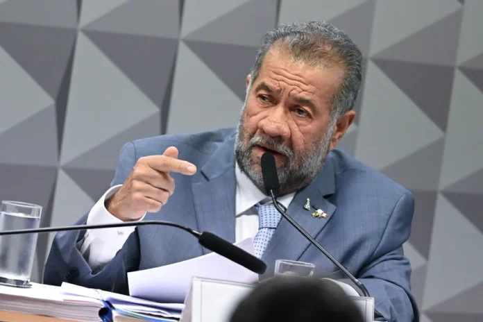 Ex-ministro-da-Previdencia-Social-Carlos-Lupi-presta-depoimento-a-CPMI-do-INSS-METROPOLES-3-1