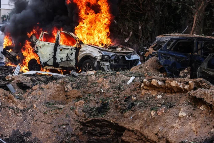 Carros-incendiados-em-Tel-Aviv-apos-misseis-iranianos