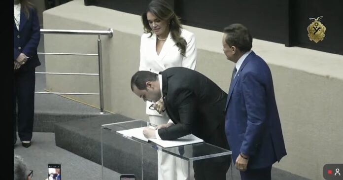 Roberto assinando posse
