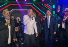Nunes Marques canta com artistas no palco de festa após posse no TSE